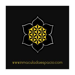 Flor de loto amarilla y negra con diseño geométrico. Texto: www.inmaculadaespacio.com.