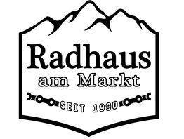 Logo: "Radhaus am Markt" mit Bergsilhouette und Kettendesign, "Seit 1990".