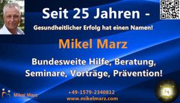 Plakat mit blauem Hintergrund: "Mikel Marz, 25 Jahre Erfahrung in Gesundheit, Seminare, Beratung."