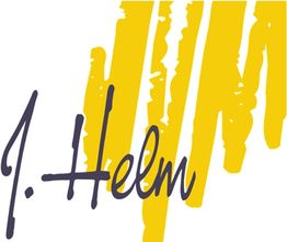 Logo mit handschriftlichem „J. Helm“ vor gelbem Hintergrund mit senkrechten Pinselstrichen.