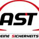 Logo von AST: Allgemeine Sicherheitstechnik in Schwarz und Rot unter einem roten Bogen.