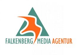 Grünes Dreieck mit orangefarbenem Vogel, Schrift: "FALKENBERG MEDIA AGENTUR" in Grün und Orange.