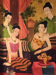 Traditionelles asiatisches Gemälde mit vier Menschen in bunten Kleidern in häuslicher Szene.