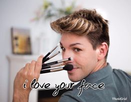Eine Person mit Make-up-Pinseln und Text "I love your face" im Vordergrund.