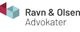 Logo for "Ravn & Olsen Advokater" med to geometriske former i rød og blå.