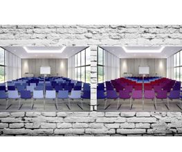 Zwei Konferenzräume mit Stuhlreihen: links blau, rechts rot-lila, beide mit Tafeln vorn.