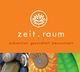 Orange Hintergrund, Text "zeit.raum", Bilder von Steinen, Spirale und Blatt unten.