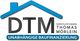Logo mit einem blauen Hausdach, Text: DTM, Unabhängige Baufinanzierung, Dienstleistungen.
