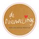 Logo van "de Nieuwelinge", verloskundige praktijk, met een rood hart op een bruine achtergrond.