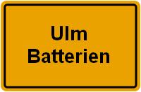 Gelbes Straßenschild mit der Aufschrift "Ulm Batterien".