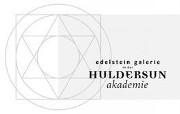Logo der Huldersun Akademie, Text: "Edelstein Galerie in der Huldersun Akademie", geometrisches Muster.