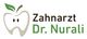 Logo mit Apfel-Zahn-Icon und Text: "Zahnarzt Dr. Nurali" in braun und grün.