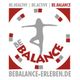 Silhouette einer Frau im Baum-Yoga-Positur, umgeben von bunten Rechtecken und Schrift "BE BALANCE".