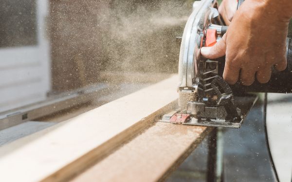 Holzstaub wird durch sägen durch die Luft geschleudert