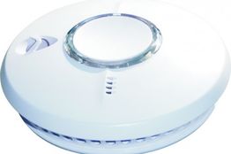 Weißer Rauchmelder mit rundem Design und Lüftungsschlitzen.