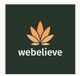 Logo mit orangefarbenem Blatt und Schriftzug "webelieve" auf dunkelgrünem Hintergrund.