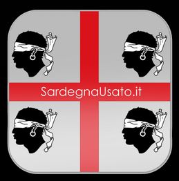 Quattro teste bendate su uno sfondo crociato rosso, con testo "SardegnaUsato.it".