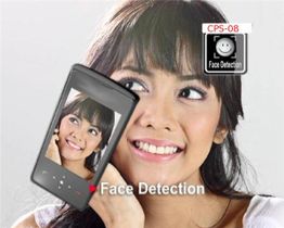 Frau lächelt skandinavischerseits in der Kamera, Smartphone zeigt Gesichtserkennung.