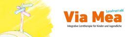 Bunte Wegweiser und Logo "Via Mea - Integrative Lerntherapie für Kinder und Jugendliche".