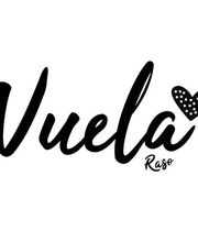 Texto "Vuela Raso" con un corazón negro con puntos blancos.