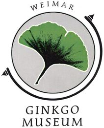 Logo des Ginkgo Museums Weimar mit grünem Ginkgo-Blatt in Kreisform.