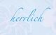 Das Wort "herrlich" in geschwungener blauer Schrift vor einem pastellfarbenen Hintergrund.