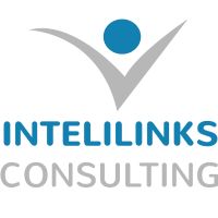 Logo de Intelilinks Consulting con figura azul y gris encima del texto.