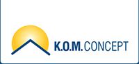 Logo mit Schriftzug "K.O.M. CONCEPT", gelber Kreis, blaues Dreieck.