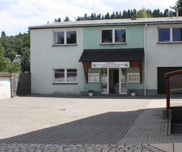 Firmengebäude mit Parkplatz