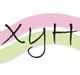 Schwarzer Text "xyH" vor rosa und grünen Wellen auf weißem Hintergrund.