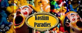 Bunte Clowns mit großem Schild "Kostüm Paradies" im Vordergrund, fröhliche Atmosphäre.