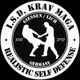Weißes Logo mit Silhouettenkampf, Text: I.S.D. Krav Maga Gießen/Lich, Realistic Self Defense.