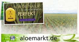 Flasche Aloe Vera-Gel und Aloe-Feld im Hintergrund, Text: "Nur die Natur macht Dinge perfekt".