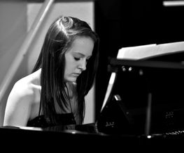 Unsere Schülerin spielt ein wunderschöne Melodie aus dem Film "Twilight" am Klavier