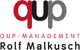 Logo mit „qup“, „QUP-MANAGEMENT“ und „Rolf Malkusch“ in verschiedenen Schriftarten und Farben.