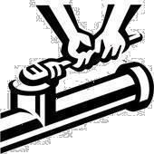 Mani che usano una chiave inglese su un tubo.