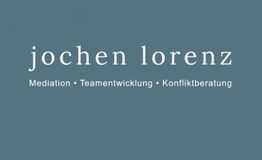 „jochen lorenz: Mediation, Teamentwicklung, Konfliktberatung“ auf blauem Hintergrund.
