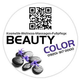 QR-Code und Beschriftung "Beauty Color" auf weißem Hintergrund mit Steinen und lila Blumen.