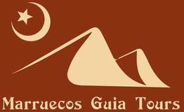 Logotipo de Marruecos Guía Tours con una media luna y formas de dunas en color beige sobre marrón.