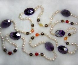 Naturperlenketten und Armbänder mit Edelsteinen