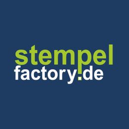 Blaues Logo mit grünem und weißem Text: "stempel factory.de".