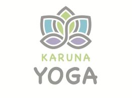 Logo von Karuna Yoga, stilisierte Lotusblume in Grün und Lila, darunter der Text "KARUNA YOGA".