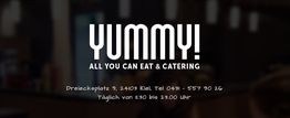 Restaurantwerbung "Yummy!" in Kiel mit Öffnungszeiten und Telefonnummer.