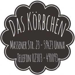 Schwarzes Schild mit der Aufschrift: „Das Körbchen“, Adresse und Telefonnummer in weißen Buchstaben.