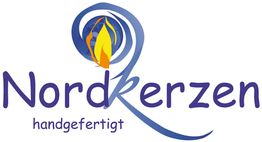 Logo von „Nordkerzen“, handgefertigt, mit stilisierter Flamme und Weltkugel.