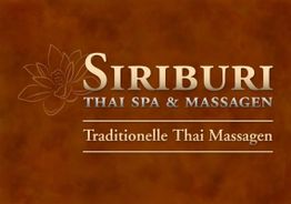 Siriburi Thai Spa Logo mit Text: "Traditionelle Thai Massagen". Lotusblüte Illustration.