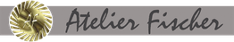 Logo: Runder, goldener Wirbel links, Text "Atelier Fischer" in schwarzer Schrift auf grauem Hintergrund.