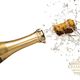 Ontkurkte champagnefles met spuitende bubbels en een kurk die wegschiet.