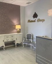 Vestíbulo elegante con muebles blancos, lámpara de mesa, decoración de pared y recepción.