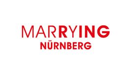 Roter Text "MARRYING NÜRNBERG" auf weißem Hintergrund.